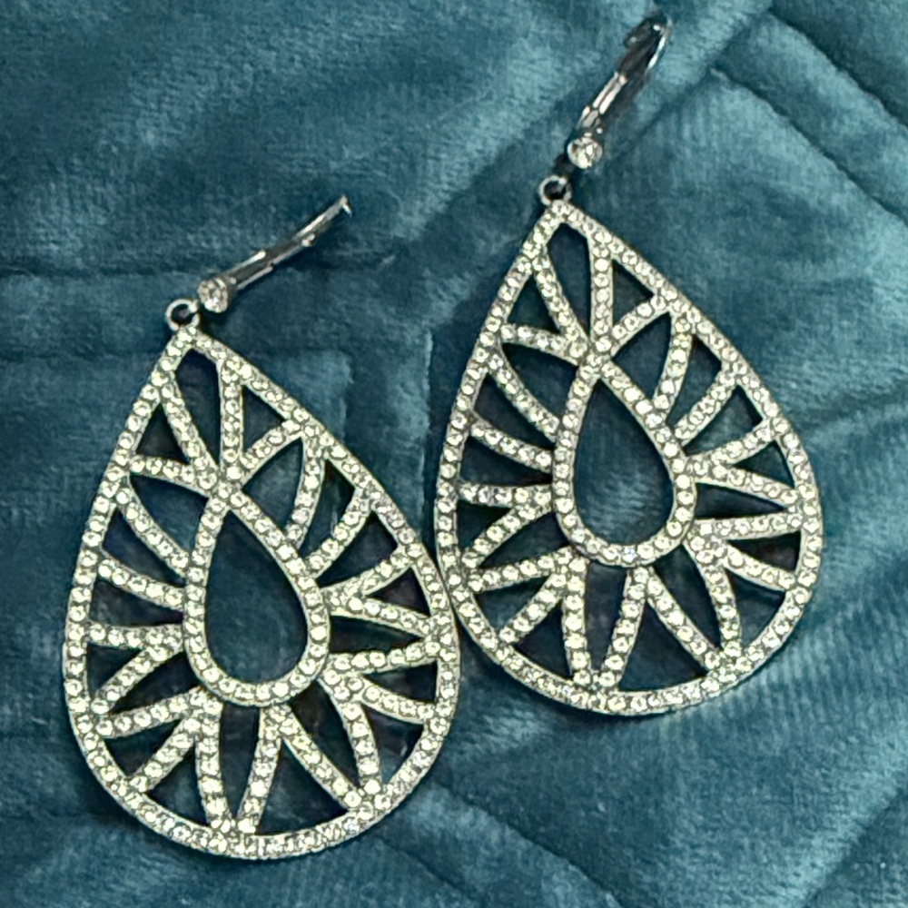 Elegant bling Teardrop lever back pierced Earrings. Pewter gray metal finish